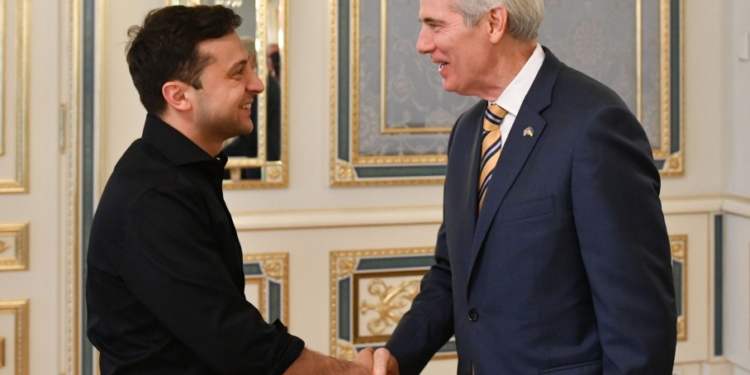 Зеленский на встрече с американским сенатором: «У нас две войны – война с Россией и война с коррупцией»