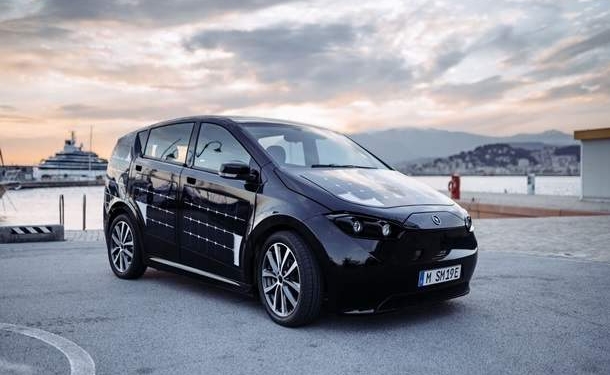 Немецкий гибрид. Автомобиль с солнечными батареями запускают в производство (Видео)