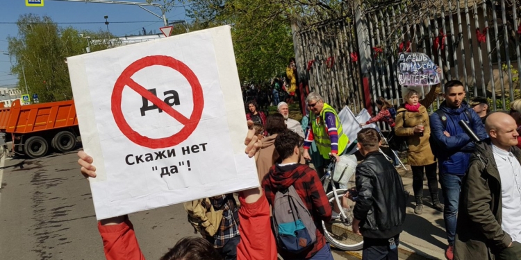 “Мирись, трудись, майся”. В РФ проходит первомайская “Монстрация”
