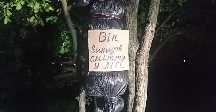 Экоактивисты под Днипром устроили акцию: развесили на деревьях “трупы”
