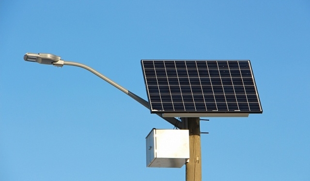 В Черновцах установили 16 пилотных солнечных панелей для освещения улиц