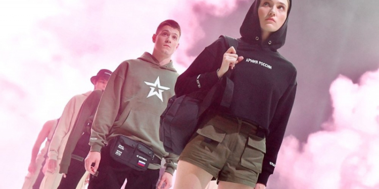 Армия России нарядилась в смехотворные наряды от Тимати (ВИДЕО)