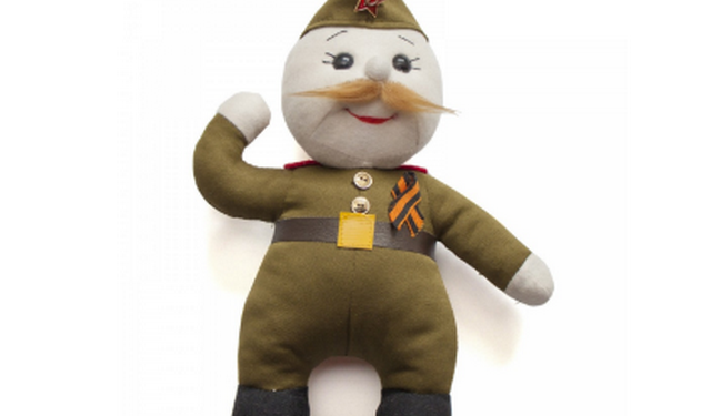 “Приятная на ощупь”. В РФ ко Дню Победы выпустили мягкую куклу “ветеран”
