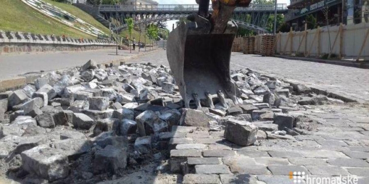 В Киеве на Институтской начали снимать брусчатку: следственные эксперименты по делу Майдана под угрозой