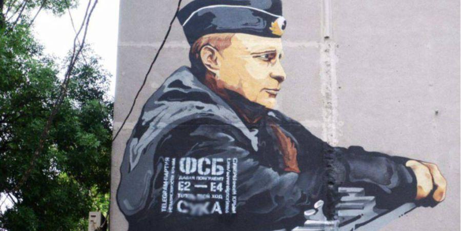 В Крыму на мурале с Путиным неизвестные оставили провокационное послание для ФСБ 1