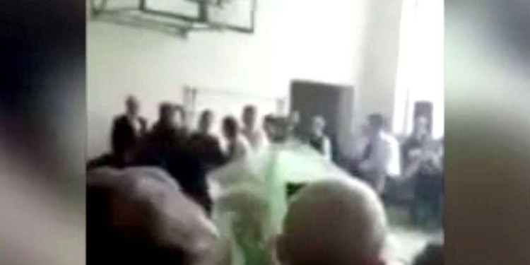 В РФ школьник во время Последнего звонка избил депутата от Единой России (ВИДЕО)