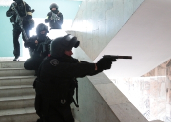 В России школьник пришел на урок с пистолетом и ножом и взял класс в заложники. Его задержали (ФОТО, ВИДЕО)