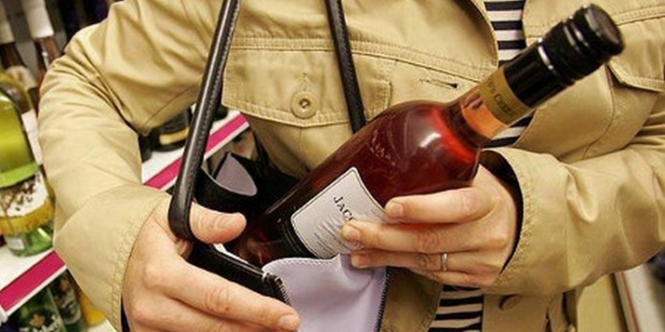 В Николаеве женщина в свой день рождения решила побаловать себя – украсть из магазина коньяк и шоколадки