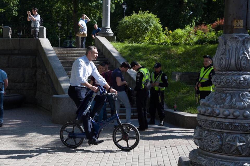 Виталий Кличко решил потроллить нового президента: приехал на инаугурацию на велосипеде (ФОТО, ВИДЕО) 1