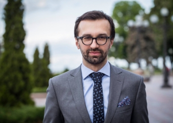 Лещенко, которого Луценко обозвал “политическим скунсом”, требует снять с него неприкосновенность. Немедленно