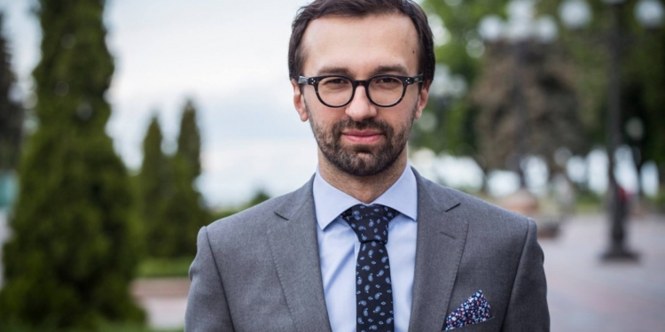 Лещенко, которого Луценко обозвал “политическим скунсом”, требует снять с него неприкосновенность. Немедленно