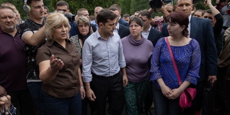 Зеленский во время визита на шахту, где погибли горняки, вступил в перепалку с журналисткой «Прямого» (ВИДЕО)