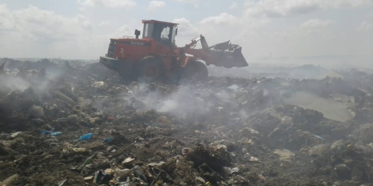 Уже сутки гасят пожар на одной из мусорных свалок Николаевщины (ФОТО)