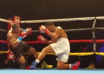 Боксеры одновременно отправили друг друга на настил ринга (ВИДЕО)