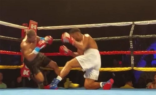 Боксеры одновременно отправили друг друга на настил ринга (ВИДЕО)