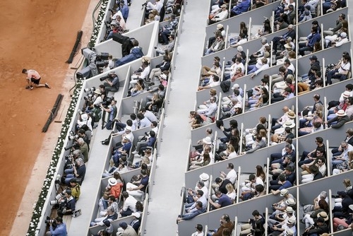 На теннисном турнире во Франции мужчина на глазах у всех отобрал у ребенка сувенирное полотенце (ВИДЕО)