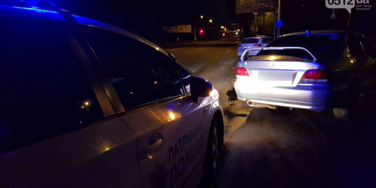 В Николаеве патрульные остановили Mitsubishi. Водитель оказался без прав и, вероятно, под наркотиками (ФОТО)