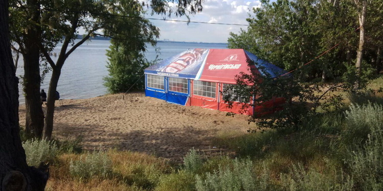На недавно открытом пляже «Чайка» в Корабельном районе установили пивную палатку (ФОТО)