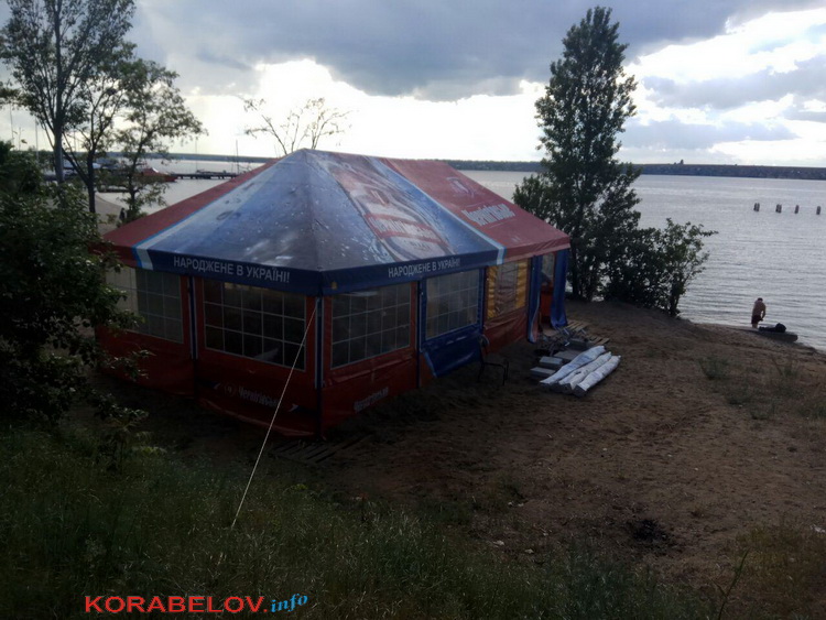 На недавно открытом пляже «Чайка» в Корабельном районе установили пивную палатку (ФОТО) 6