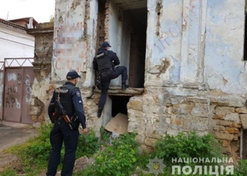 В Николаеве полиция в заброшенном доме нашла вора, который был в розыске