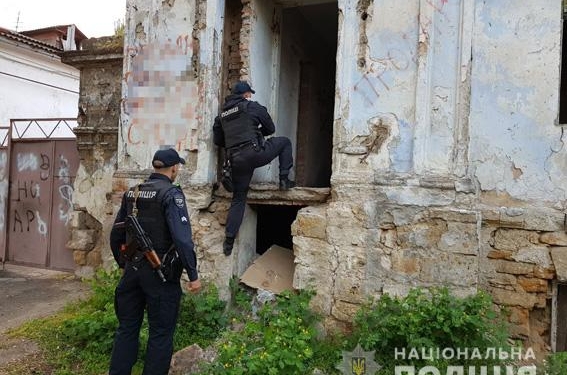 В Николаеве полиция в заброшенном доме нашла вора, который был в розыске