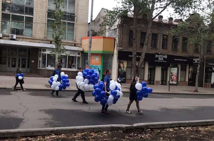 В Николаеве к Вечному огню возложили шарики в цветах Оппоблока и с фамилией местного партийного лидера (ФОТО) 1