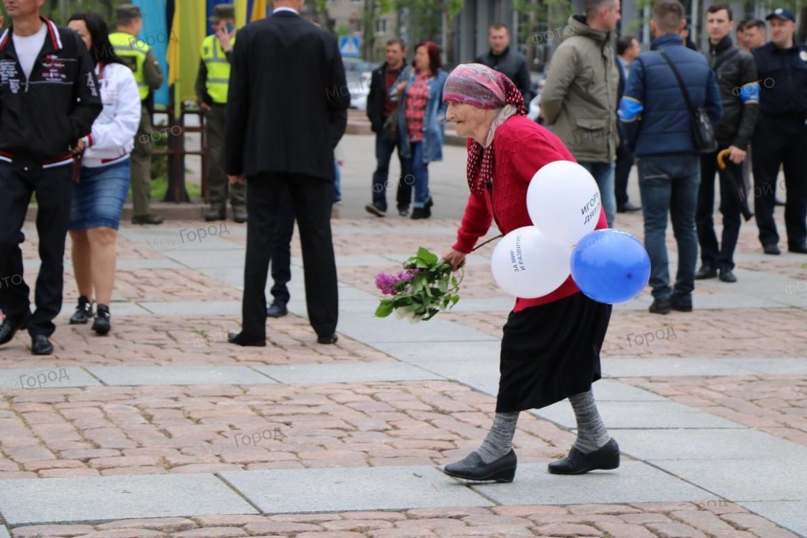 В Николаеве к Вечному огню возложили шарики в цветах Оппоблока и с фамилией местного партийного лидера (ФОТО) 13