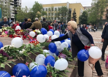 В Николаеве к Вечному огню возложили шарики в цветах Оппоблока и с фамилией местного партийного лидера (ФОТО)