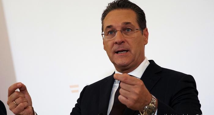 Вице-канцлер Австрии подал в отставку из-за скандального видео с “богатой россиянкой”