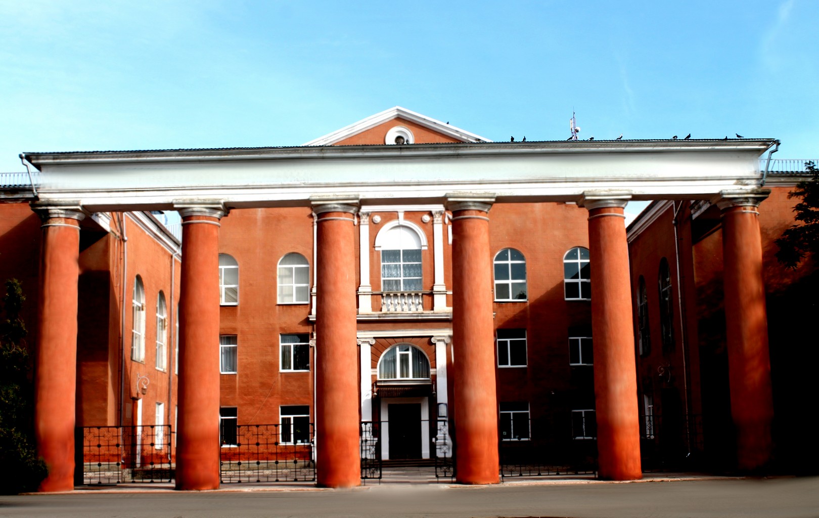 Работы возле дворца культуры «Корабельный» обещают закончить до Дня города