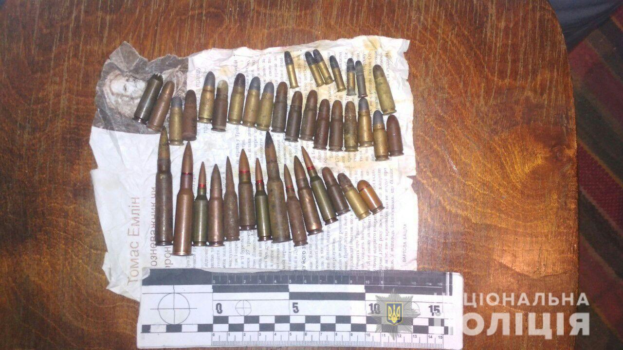 Нунчаки, карабин, штык-ножи и тротил хранил у себя житель Снигиревки (ФОТО)