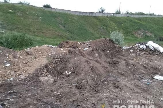 В Корабельном районе Николаева участковые оштрафовали водителя, который сбрасывал мусор в неустановленном месте