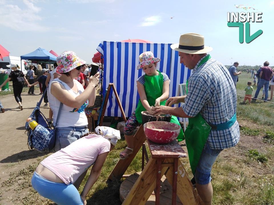 Большой пикник в Трихатах: на Николаевщине проходит международный кайт-фест (ФОТО) 13