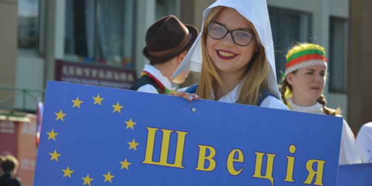 День Европы по-николаевски: молодежь с шумом прошлась по Соборной, презентуя страны Евросоюза (ФОТО, ВИДЕО)