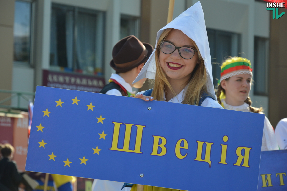 День Европы по-николаевски: молодежь с шумом прошлась по Соборной, презентуя страны Евросоюза (ФОТО, ВИДЕО)