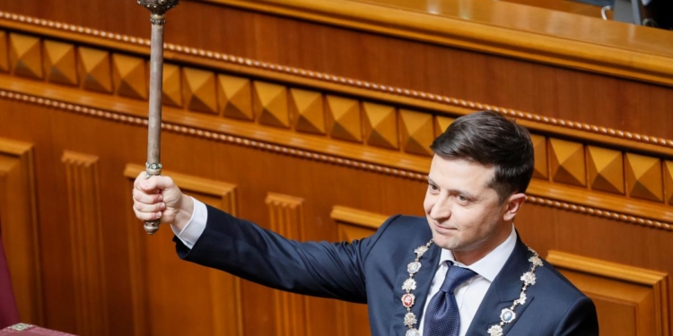 Зеленский попросил созвать внеочередное заседание Рады на 22 мая