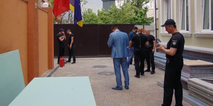 В Киеве пытались захватить гостиничный комплекс: пострадали 2 человека