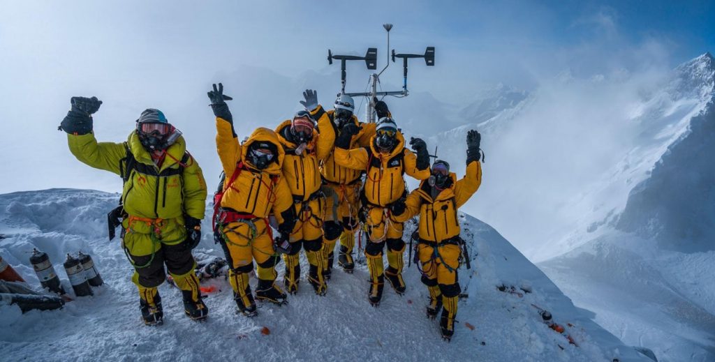 На Эвересте установили метеостанцию на высоте 8430 метров 1