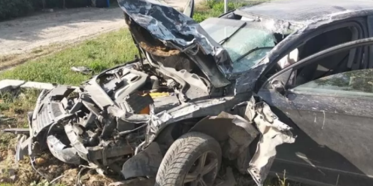 Под Херсоном иномарка протаранила остановку с людьми: двое погибли