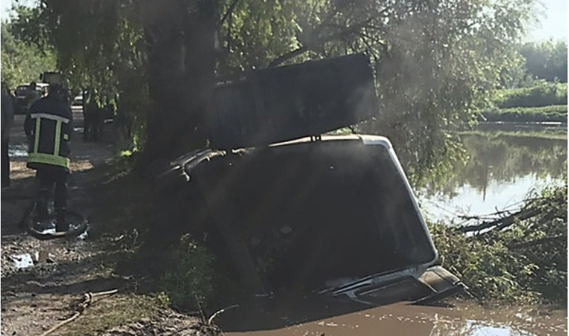 Под Винницей грузовой микроавтобус с ядохимикатами рухнул в реку 1