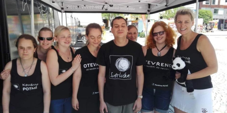 Почувствуйте себя слепым: в столице Чехии две недели будет работать особое кафе с особыми официантами