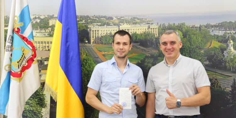 В Николаеве вручили ордер на квартиру паралимпийцу Цветову. Паралимпийцу Яровому ордер вручат на следующей неделе (ФОТО)