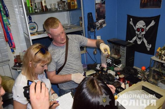 В бывшем интернет-кафе в центре Николаева нашли наркотики, взрывчатку и патроны (ФОТО)