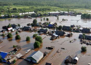 Наводнение в Сибири: вода поднялась до второго этажа, пятеро погибших, в пострадавший регион перебрасывают военных (ФОТО)