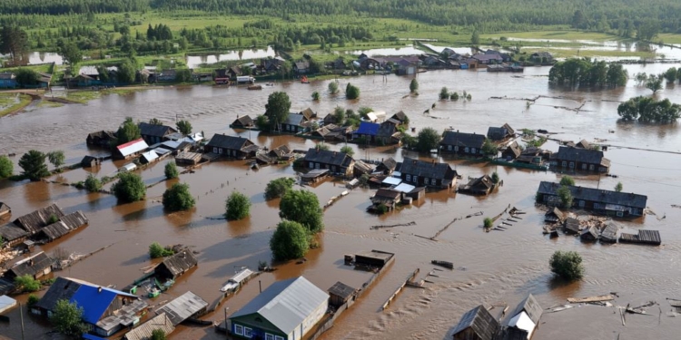 Наводнение в Сибири: вода поднялась до второго этажа, пятеро погибших, в пострадавший регион перебрасывают военных (ФОТО)
