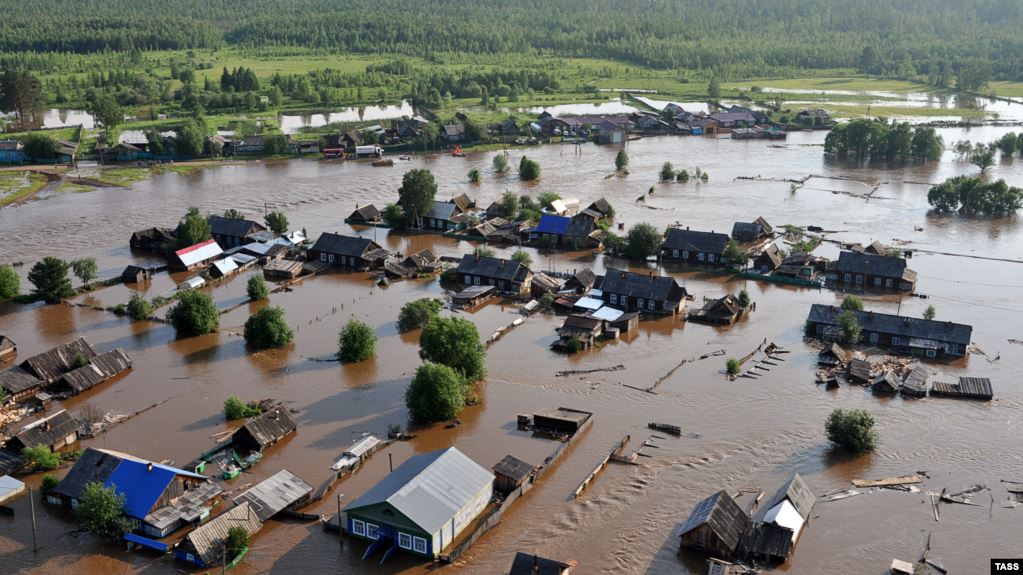 Наводнение в Сибири: вода поднялась до второго этажа, пятеро погибших, в пострадавший регион перебрасывают военных (ФОТО) 1
