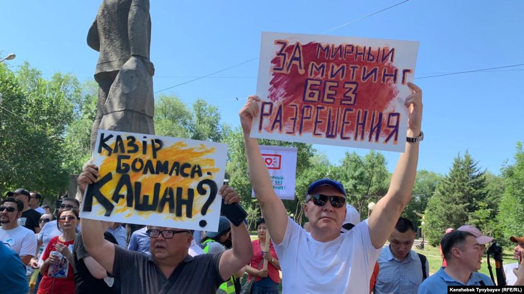 В Казахстане на митингах люди требовали демократизации 1
