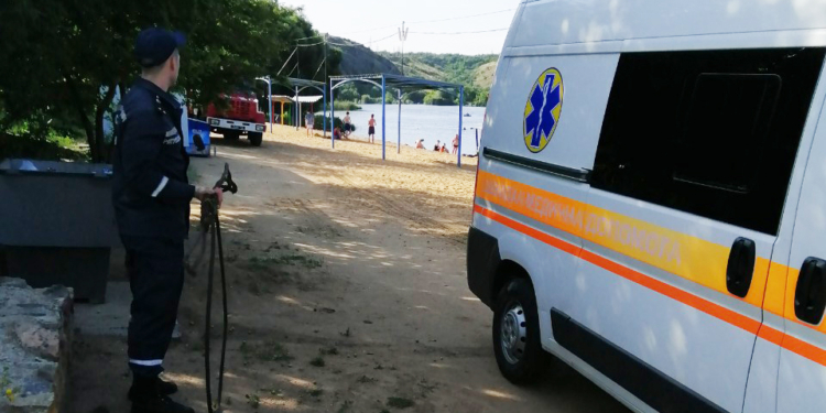 В Южноукраинске спасателям пришлось вытаскивать с пляжа «скорую помощь» (ФОТО)