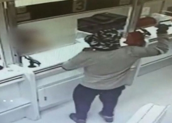 В Израиле мужчина ограбил два банка с помощью… авокадо