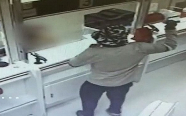 В Израиле мужчина ограбил два банка с помощью… авокадо